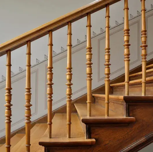 Historisches Treppenhaus mit Holzgeländer in einem Bremer Altbau