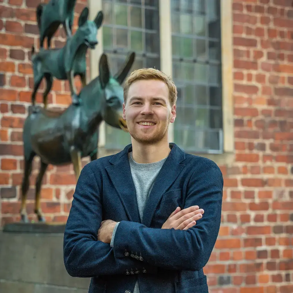 Immobilienmakler Mads Conrad vor den Bremer Stadtmusikanten